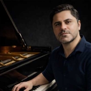 احسان-آقا-براری-آموزش-پیانو-ویولن-ویولا-1-مدرس-آموزشگاه-موسیقی-شرق-تهران-هیوا-ثبت-نام-کلاس-بهترین-استاد