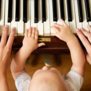 سنین-مناسب-برای-شروع-آموزش-موسیقی-کودک