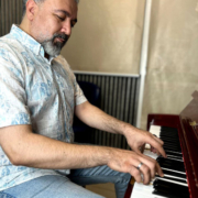 علی-مهدیان-آموزش-پیانو-،-تئوری-موسیقی-،اساتید-آموزشگاه-شرق-تهران-هیوا