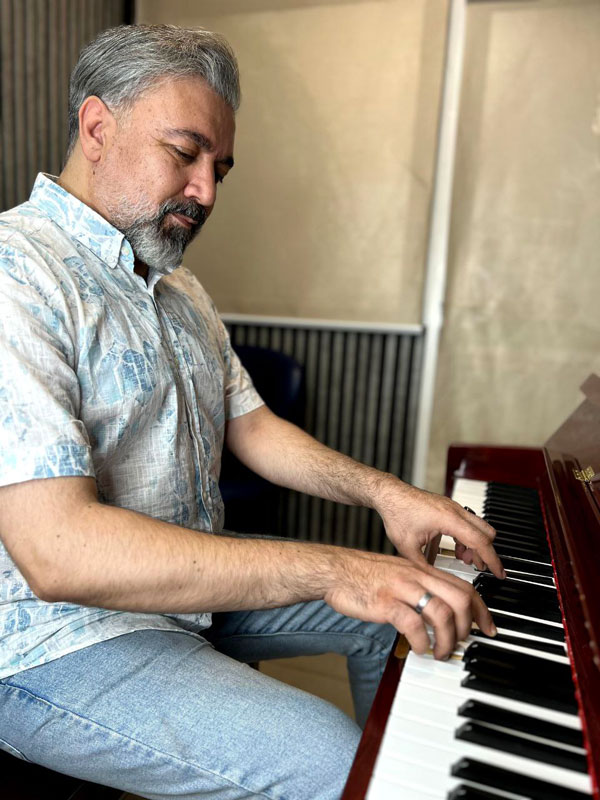 علی-مهدیان-آموزش-پیانو-،-تئوری-موسیقی-،اساتید-آموزشگاه-شرق-تهران-هیوا علی-مهدیان-آموزش-پیانو-،-تئوری-موسیقی-،اساتید-آموزشگاه-شرق-تهران-هیوا