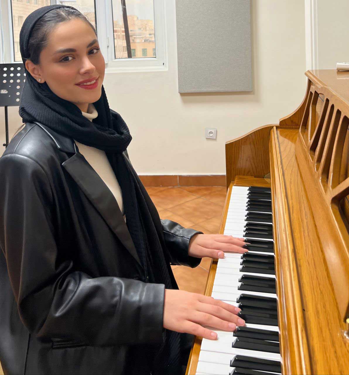 پریا-تمجیدی-آموزش-پیانو-مدرس-و-استاد-بهترین-آموزشگاه-شرق-تهران-هیوا-ثبت-نام-کلاس