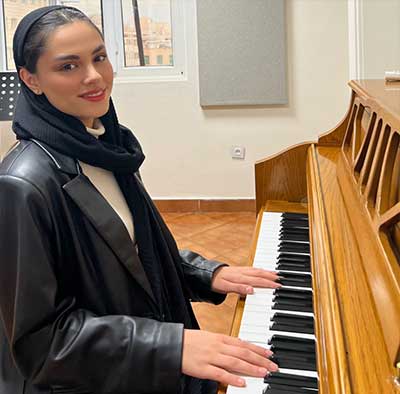 پریا-تمجیدی-آموزش-پیانو-کودک-و-بزرگسال--خانم-مدرس-و-استاد-بهترین-آموزشگاه-شرق-تهران-هیوا-ثبت-نام-کلاس-اساتید-آموزشگاه-موسیقی-هیوا